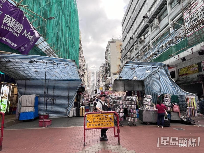 位于山东街街口黄金位置的摊档（左）亦暂时停业。