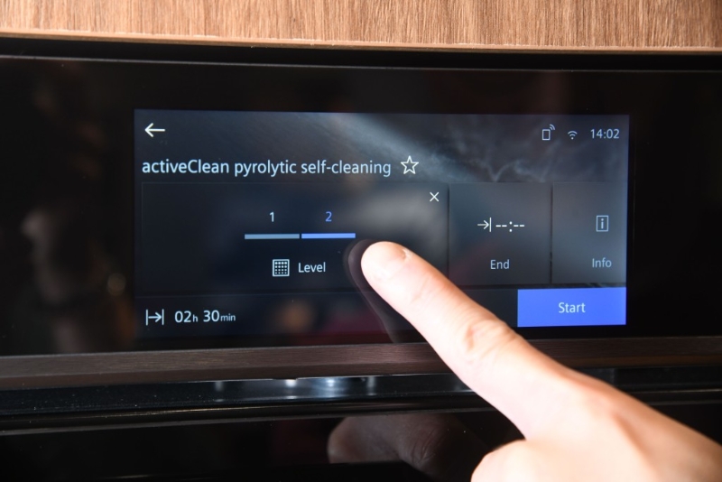 新式焗炉可定期启动activeClean功能作深层清洁。 新式焗炉可定期启动activeClean功能作深层清洁。