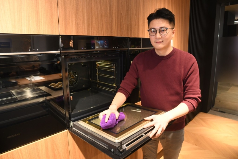 Siemens的资深培训导师林卓华(Calvin)指出,让焗炉保持清洁就是最好的保养。 Siemens的资深培训导师林卓华(Calvin)指出,让焗炉保持清洁就是最好的保养。
