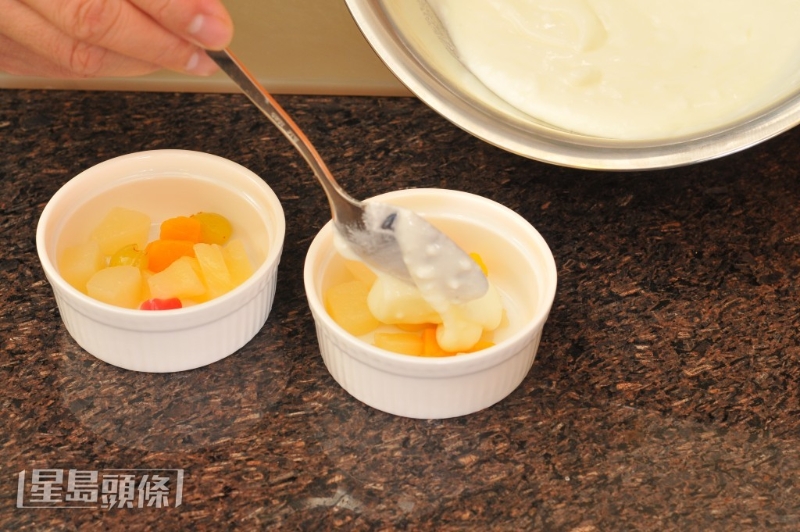 焦糖奶酪布甸简易食谱。 焦糖奶酪布甸简易食谱。
