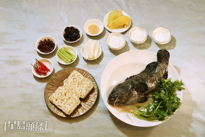 李师傅的酸菜鱼版本主要利用指天椒、辣椒干、花椒油及酸菜,丰富了酸菜鱼中的鱼块及汤汁的味道层次。 李师傅的酸菜鱼版本主要利用指天椒、辣椒干、花椒油及酸菜,丰富了酸菜鱼中的鱼块及汤汁的味道层次。