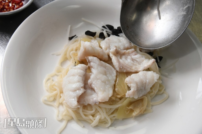 鱼肉用盐、糖、生粉及蛋白简单调味后,放于滚水中烚至八成熟取出备用,能保持酸菜鱼的肉质嫩滑。 鱼肉用盐、糖、生粉及蛋白简单调味后,放于滚水中烚至八成熟取出备用,能保持酸菜鱼的肉质嫩滑。