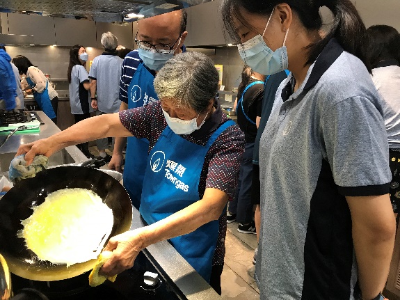 煤气公司与香港圣公会福利协会合作,推出《煮播2.0》计划,让患有轻度认知障碍的长者在烹煮过程中同时进行认知训练。 煤气公司与香港圣公会福利协会合作,推出《煮播2.0》计划,让患有轻度认知障碍的长者在烹煮过程中同时进行认知训练。