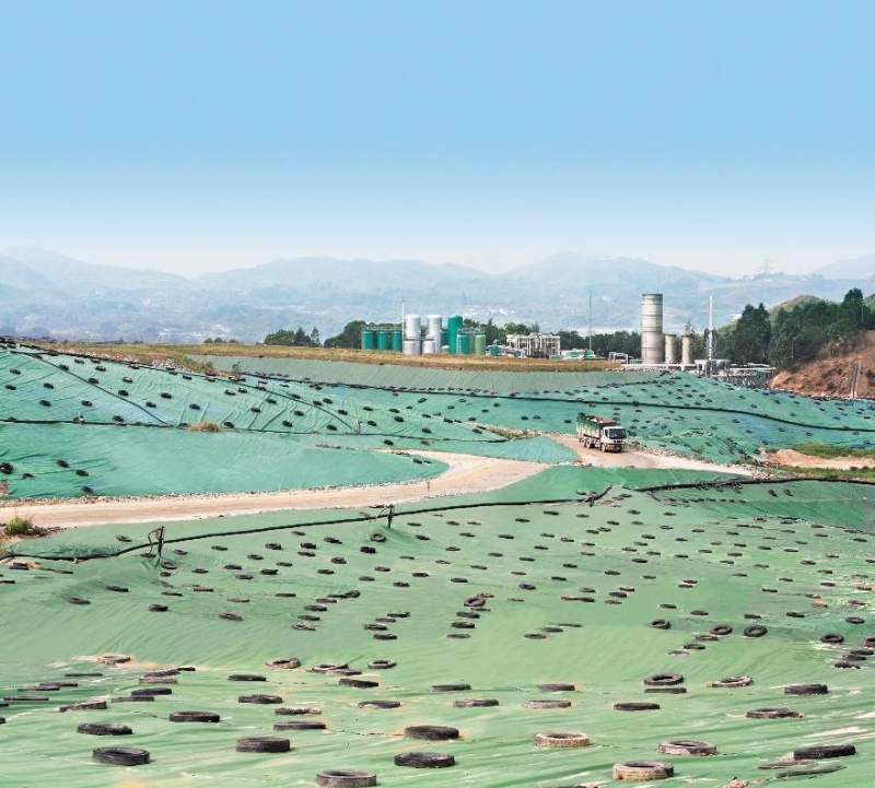 应用新界东北堆填区的沼气作生产燃料 每年可减少 13.5万 吨二氧化碳排放量 。