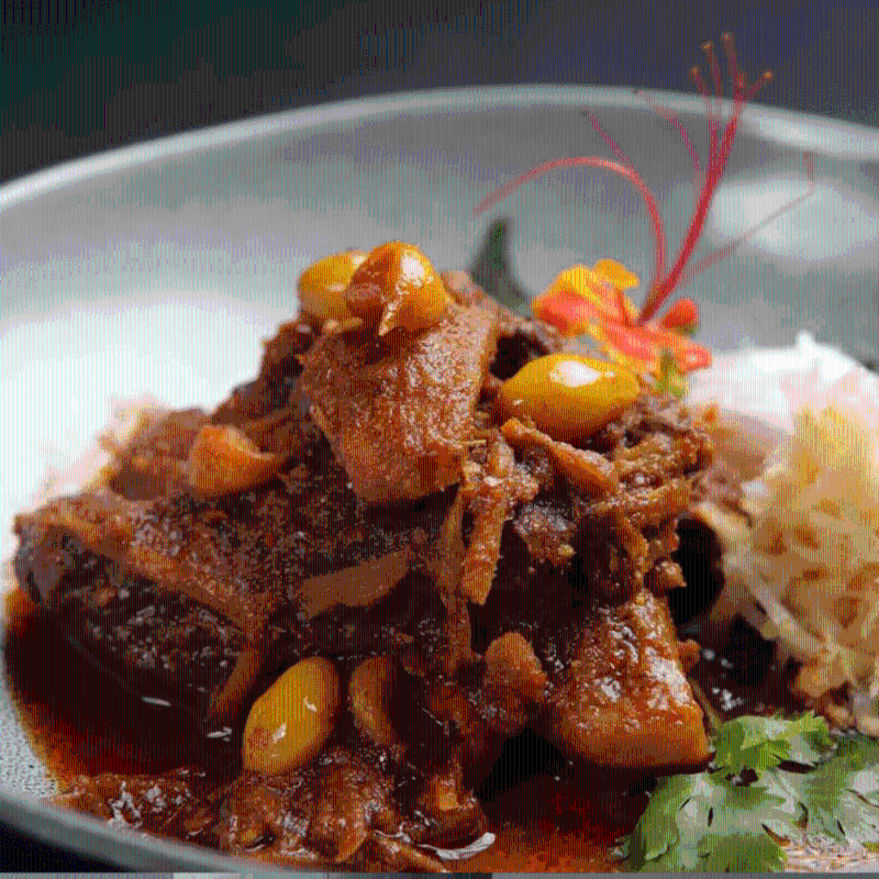 Chef Noom的招牌菜,炖牛脸颊红咖喱配番红花柠檬草饭 Chef Noom的招牌菜,炖牛脸颊红咖喱配番红花柠檬草饭