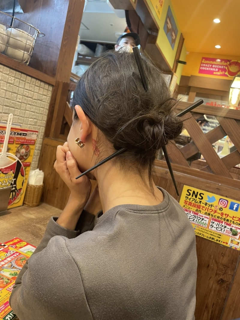 Juliana Brown炫耀用食肆筷子扎头发的照片引发热议。 X Juliana Brown炫耀用食肆筷子扎头发的照片引发热议。 X