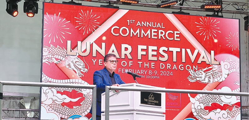 Commerce市长上台为即将开始的活动做宣传。陈倍乐摄 Commerce市长上台为即将开始的活动做宣传。陈倍乐摄