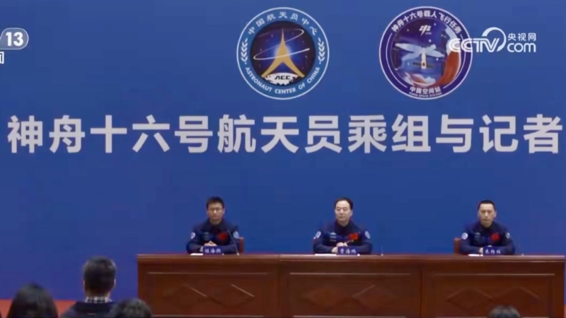 景海鹏、朱杨柱、桂海潮进场时挥手 景海鹏、朱杨柱、桂海潮进场时挥手