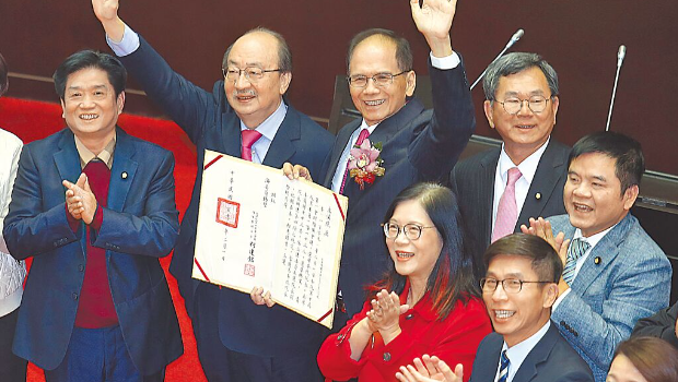图为台湾第10届“立委”就职并选举院长时的画面。 图为台湾第10届“立委”就职并选举院长时的画面。