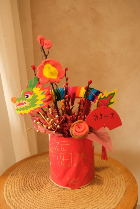 小花艺师与家长一齐动手制作一个充满龙年 色彩的贺年摆设,配合颜色缤纷的花材,相当抢眼。 小花艺师与家长一齐动手制作一个充满龙年 色彩的贺年摆设,配合颜色缤纷的花材,相当抢眼。