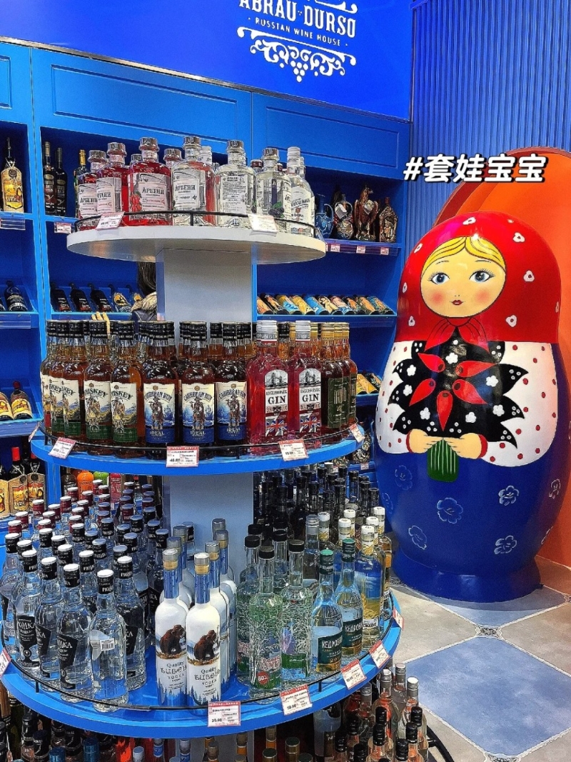 超市内更放有巨型俄罗斯娃娃摆设(图片来源:小红书) 超市内更放有巨型俄罗斯娃娃摆设(图片来源:小红书)