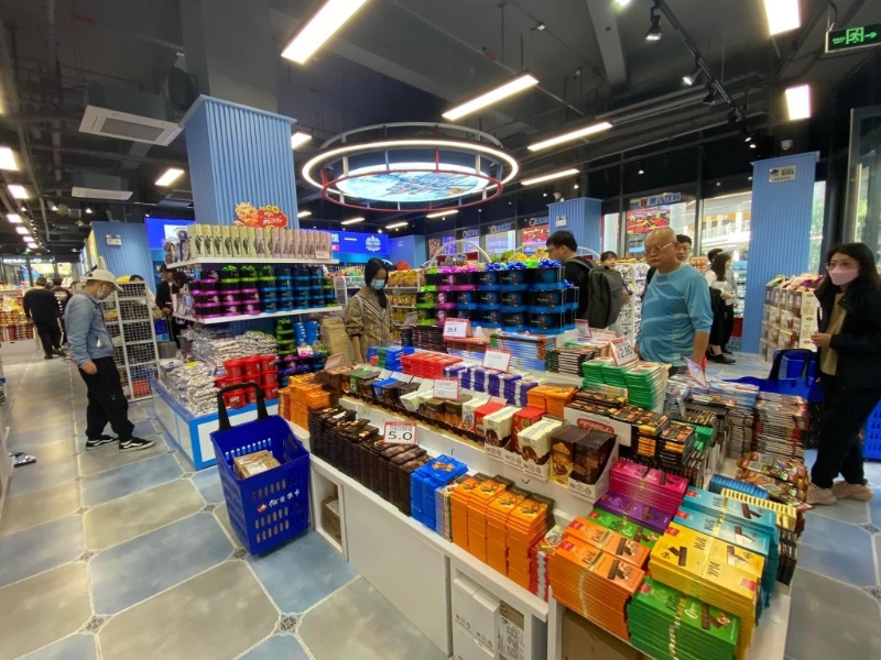 “俄货集市”售卖的货品色彩丰富 “俄货集市”售卖的货品色彩丰富