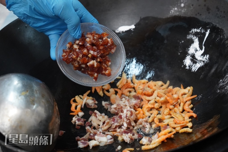 先炒香腊味更油香丰腴。 先炒香腊味更油香丰腴。