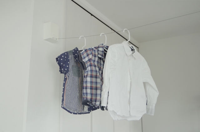 回南天又潮湿又天阴,衣服好难晾干。 回南天又潮湿又天阴,衣服好难晾干。