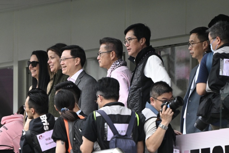 行政长官李家超（左三）等政府官员到场观赛