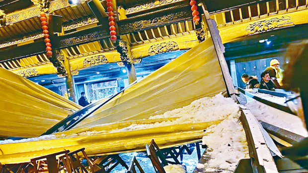 张家界坍塌的顶棚上留有不少积雪 张家界坍塌的顶棚上留有不少积雪