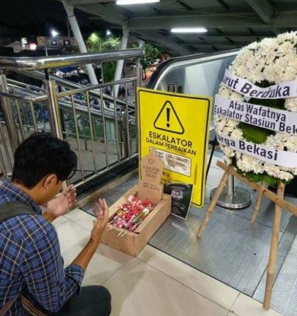 印尼有民众不满火车站有扶手电梯故障百日未修复，带花圈前往悼念