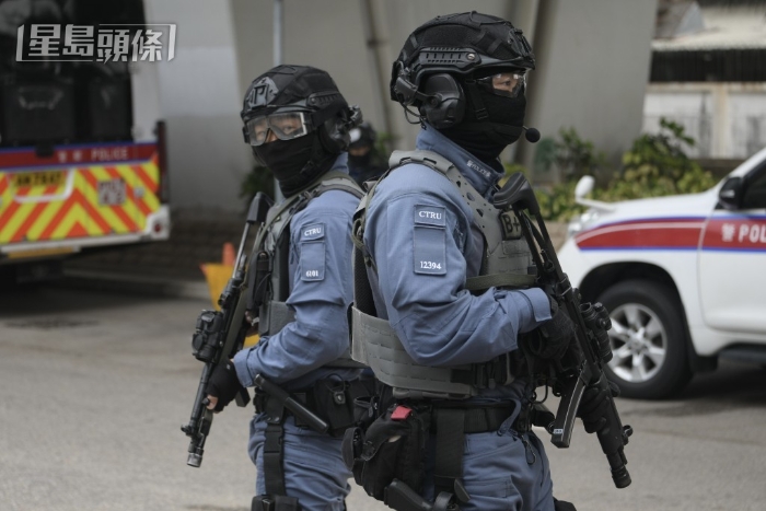 荷枪警员在法院外戒备。 荷枪警员在法院外戒备。