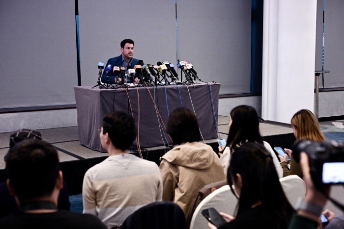 Tatler Asia 主席兼行政总裁Michel Lamunière在宣读完声明后没有回应记者提问便离开。 Tatler Asia 主席兼行政总裁Michel Lamunière在宣读完声明后没有回应记者提问便离开。