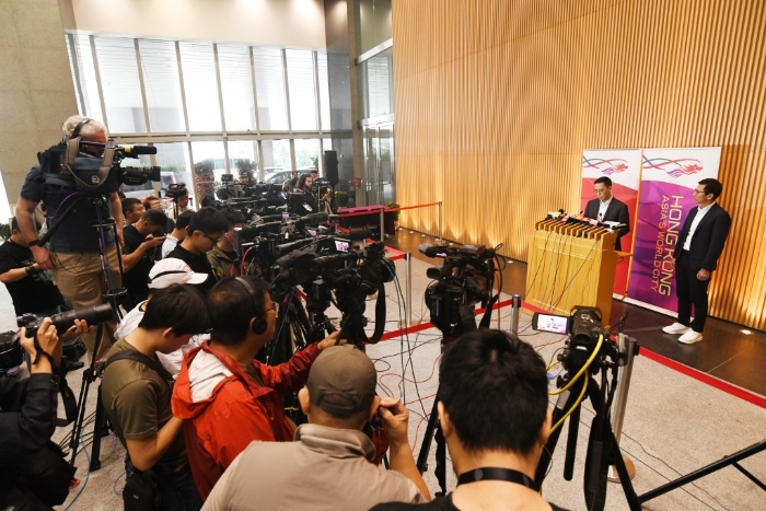 杨润雄今午与体育专员黄德森就事件会见传媒。 杨润雄今午与体育专员黄德森就事件会见传媒。