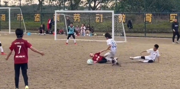 比赛期间不断有球员被踢至倒地。 比赛期间不断有球员被踢至倒地。