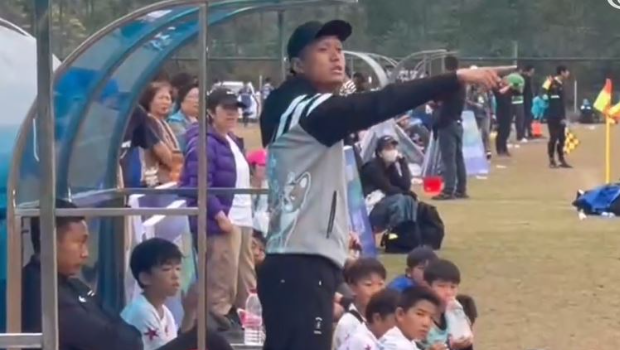 沈阳奥飒启星主教练吴高俊(前中超辽宁队球员)不断在场边指挥小球员。 沈阳奥飒启星主教练吴高俊(前中超辽宁队球员)不断在场边指挥小球员。