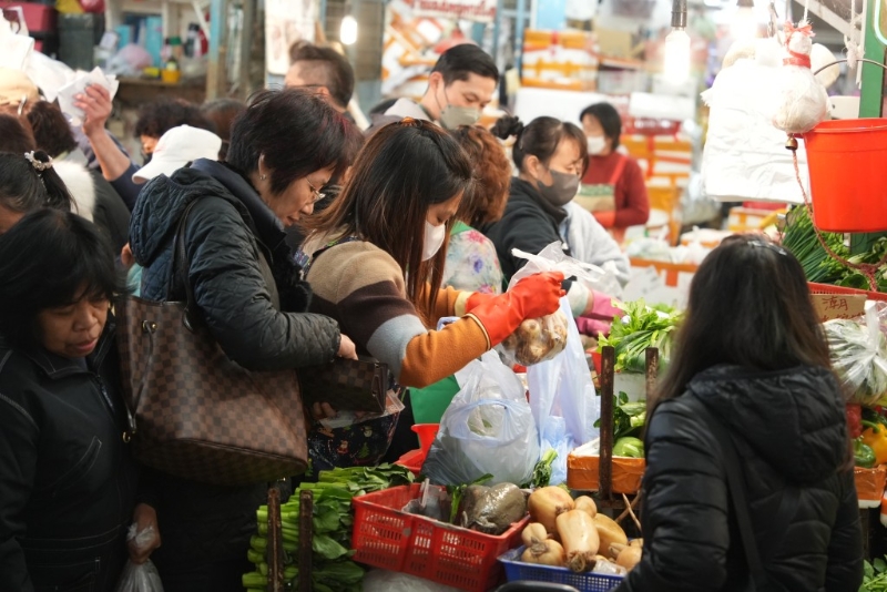 菜档、海鲜档及鸡档不时需要排队。