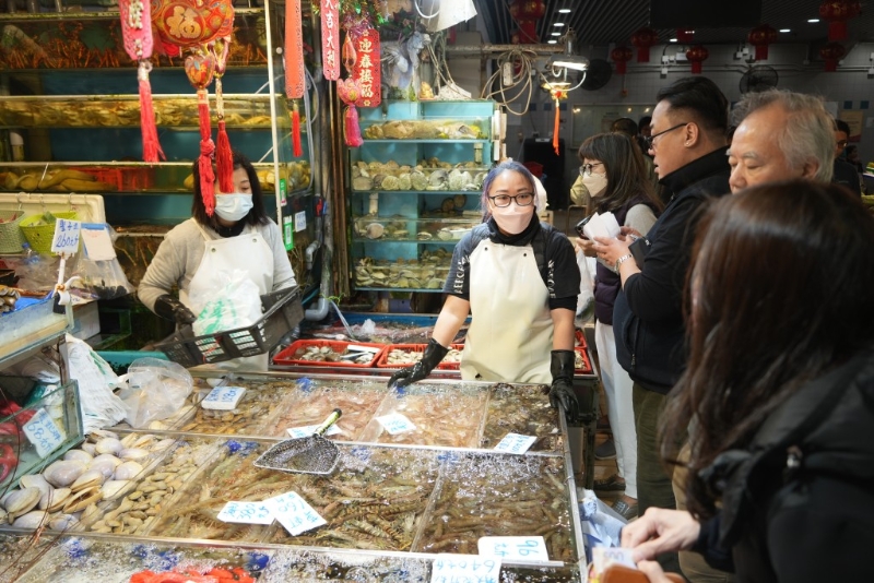 大年三十，九龙城街市人头涌涌。