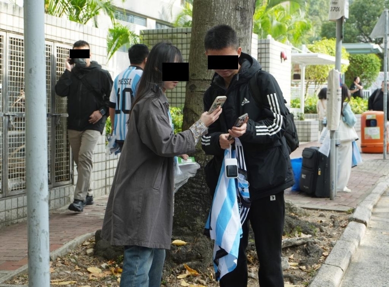 兜售怀疑冒牌球衣 兜售怀疑冒牌球衣