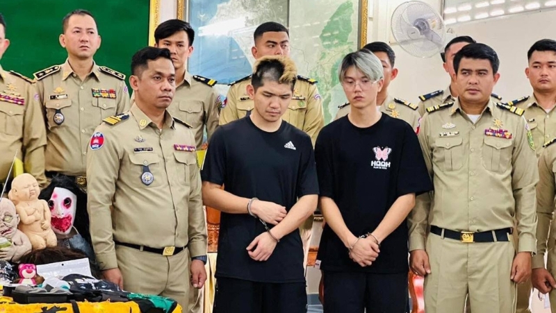 台湾两网红戴着手铐出现在记者会现场。 柬中时报