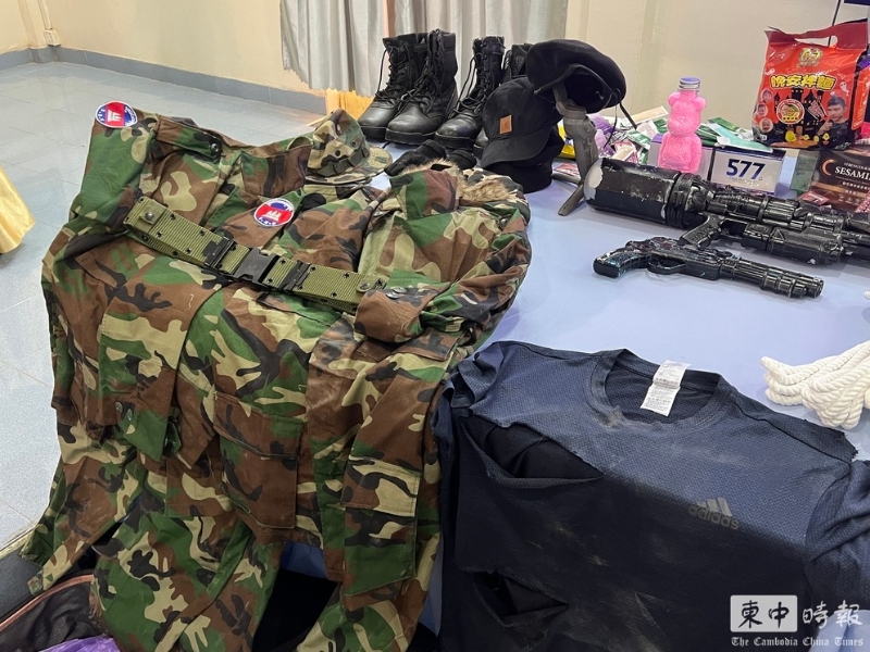 警方搜出各种用来造假拍片的用具。 柬中时报