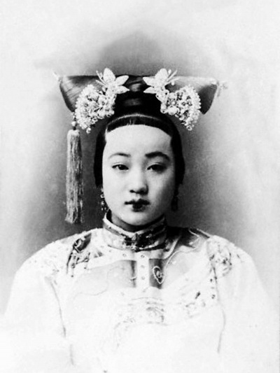 故宫出版物曾称此照片中女子为珍妃,但史学家分析发型,认为这是很可能是拍摄于1910年代的汉族姑娘。 故宫出版物曾称此照片中女子为珍妃,但史学家分析发型,认为这是很可能是拍摄于1910年代的汉族姑娘。