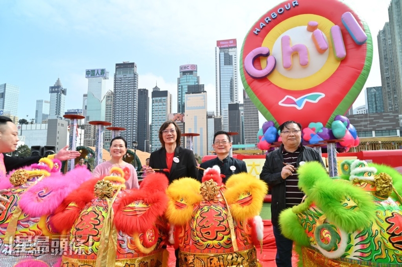 海滨事务委员会主席吴永顺等嘉宾为金龙及醒狮点睛。 海滨事务委员会主席吴永顺等嘉宾为金龙及醒狮点睛。