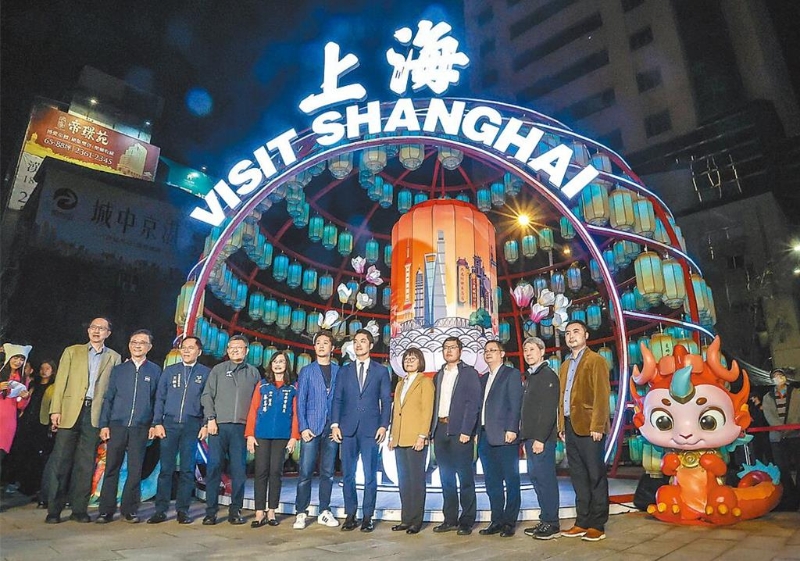 台北灯节主灯「城现光龙」17日晚间正式点灯,其中「友好灯区」展出16个台北市友好城市,上海市也在展出行列。 在点灯仪式结束后,台北市长蒋万安(中右)与上海市台办连络处长徐皓(右五)等人在花灯前合影。 台北灯节主灯「城现光龙」17日晚间正式点灯,其中「友好灯区」展出16个台北市友好城市,上海市也在展出行列。 在点灯仪式结束后,台北市长蒋万安(中右)与上海市台办连络处长徐皓(右五)等人在花灯前合影。