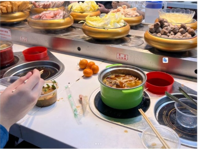 深圳东门美食众多,最近就有火锅店爆红。 深圳东门美食众多,最近就有火锅店爆红。
