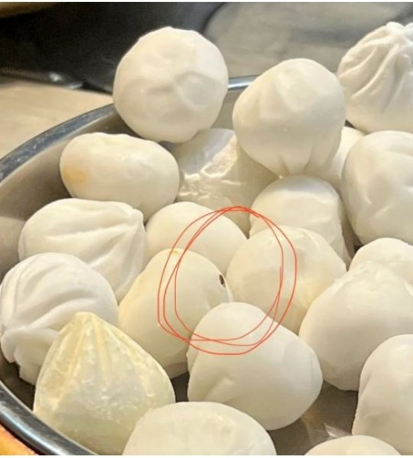 至于餐厅的卫生问题更为严重! 店内卫生堪忧,不但乌蝇四围飞,有人发现连食物上都有乌蝇尸体! 至于餐厅的卫生问题更为严重! 店内卫生堪忧,不但乌蝇四围飞,有人发现连食物上都有乌蝇尸体!