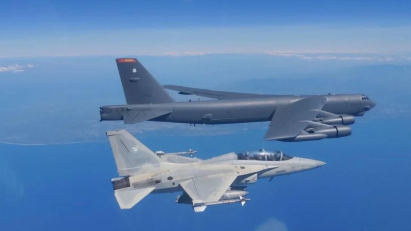 美国空军的B-52H轰炸机与菲律宾空军的FA-50PH战机在南海联合巡逻。PAF