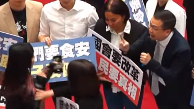 黄捷(左)试图抢走罗智强(右)的麦克风,被徐巧芯(中)阻止。 黄捷(左)试图抢走罗智强(右)的麦克风,被徐巧芯(中)阻止。