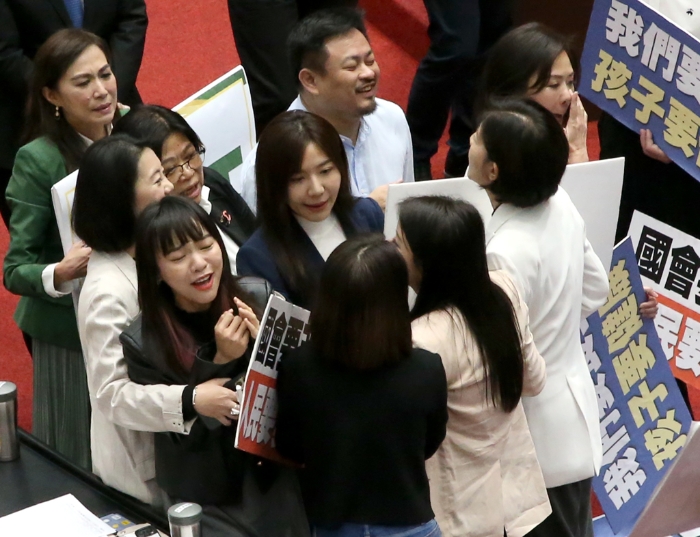 国民党“立委”徐巧芯(前右)和民进党“立委”黄捷(前左)等多名“立委”发生推挤冲突。
