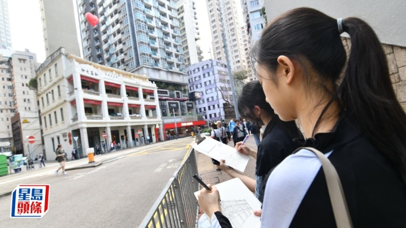 演艺学院绘画班学生快闪到和昌大押画红心。 演艺学院绘画班学生快闪到和昌大押画红心。