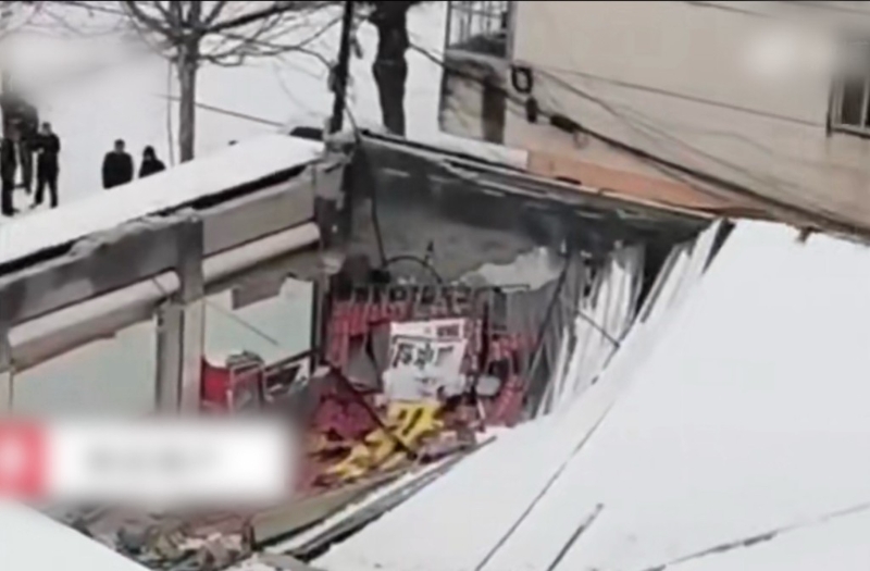 超市屋顶近店面一边受损较严重
