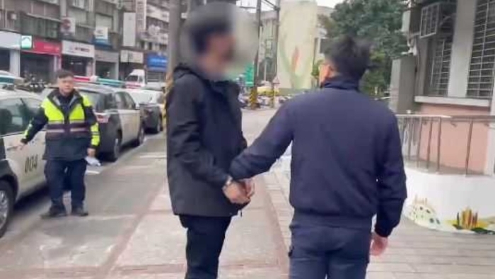 陈男被台湾警方拘捕的情景。