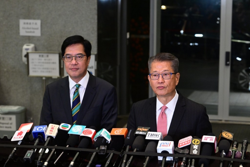 财政司司长陈茂波(右)及财政司副司长黄伟纶(左)。 财政司司长陈茂波(右)及财政司副司长黄伟纶(左)。