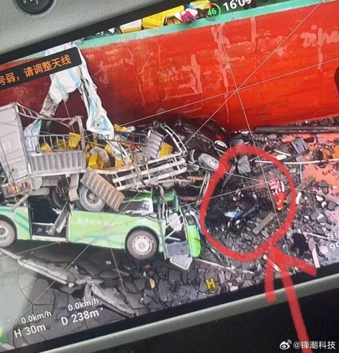 网传照片可见,被打捞出水车辆损毁严重,如同废铁 网传照片可见,被打捞出水车辆损毁严重,如同废铁