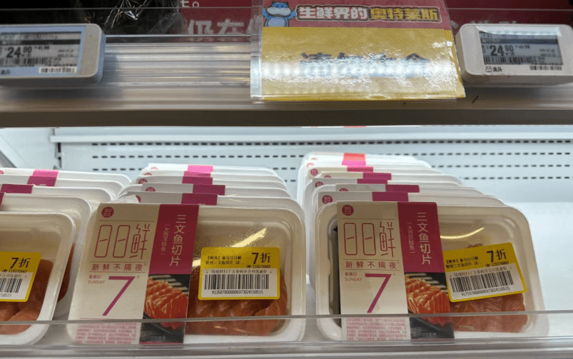 店内不少将生鲜商品,贴上黄色标签以5折或7折发售,包括肉类。 店内不少将生鲜商品,贴上黄色标签以5折或7折发售,包括肉类。