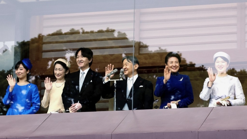 64岁生日的天皇德仁(右三)在其他皇室成员陪同下接受民众祝贺。美联社 64岁生日的天皇德仁(右三)在其他皇室成员陪同下接受民众祝贺。美联社