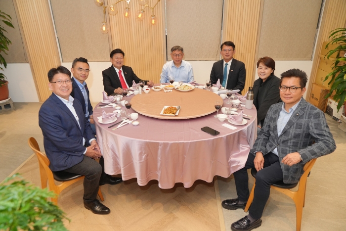 国民党“立法院”党团首席副书记长林思铭(左起)、书记长洪孟楷(右起)、总召傅崐萁、民众党主席柯文哲、党团总召黄国昌、副总召黄珊珊、干事长吴春城22日在“立法院”康园餐叙。 国民党“立法院”党团首席副书记长林思铭(左起)、书记长洪孟楷(右起)、总召傅崐萁、民众党主席柯文哲、党团总召黄国昌、副总召黄珊珊、干事长吴春城22日在“立法院”康园餐叙。