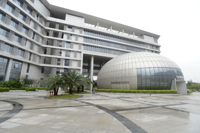 港大深圳医院为三级甲等医院,由深圳政府投资,採港式管理的大型综合性公立医院。 港大深圳医院为三级甲等医院,由深圳政府投资,採港式管理的大型综合性公立医院。