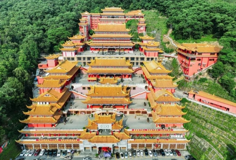 东莞好去处2024|5. 大岭山观音寺 占佔地百亩的仿清代建筑群设计甚有气势,令人叹为观止。(图片来源:Trip.com) 东莞好去处2024|5. 大岭山观音寺 占佔地百亩的仿清代建筑群设计甚有气势,令人叹为观止。(图片来源:Trip.com)