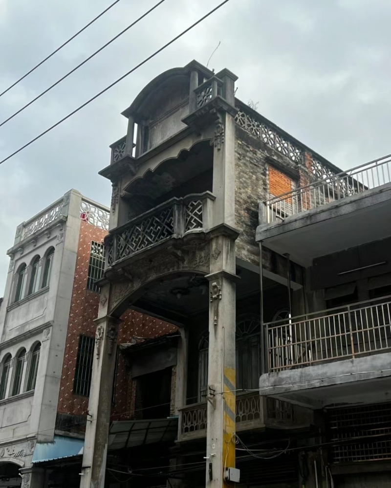 东莞岭南建筑|1. 石龙老街 天王郭富城祖居,楼高三层的岭南典型骑楼建筑,造工讲究,在当年可是奢侈豪宅。(图片来源:小红书) 东莞岭南建筑|1. 石龙老街 天王郭富城祖居,楼高三层的岭南典型骑楼建筑,造工讲究,在当年可是奢侈豪宅。(图片来源:小红书)